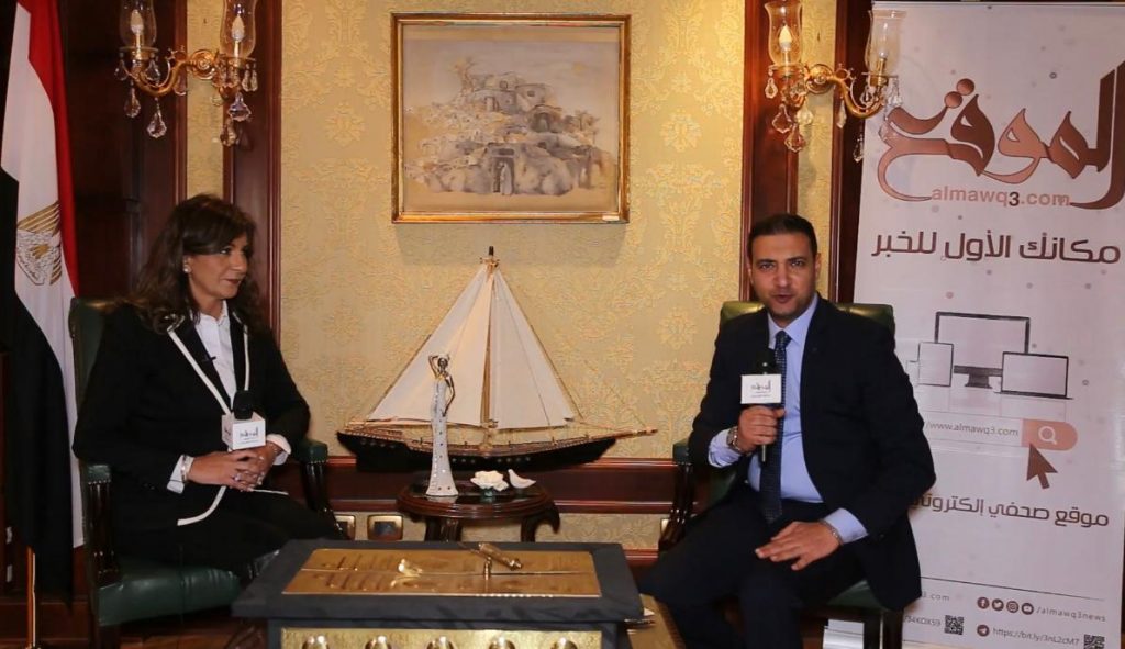 السفيرة نبيلة مكرم وزيرة الهجرة خلال حوارها مع الموقع