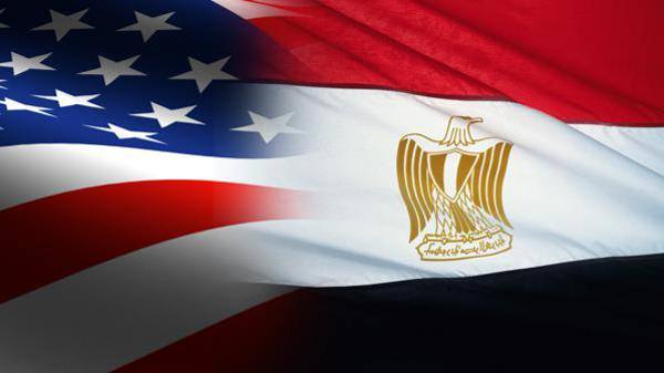 العلمان المصري والأمريكي
