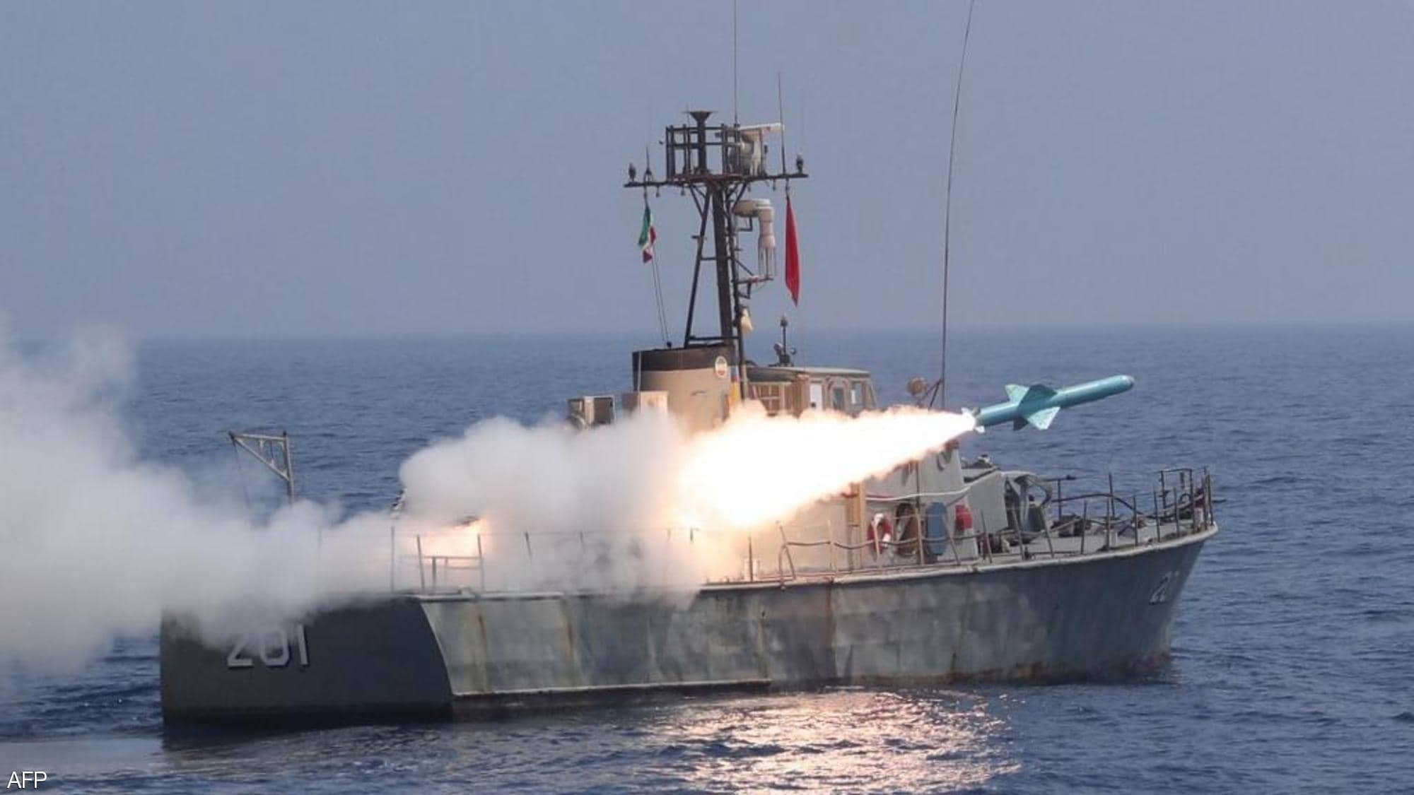سفينة إيرانية تطلق صواريخها المضادة للسفن