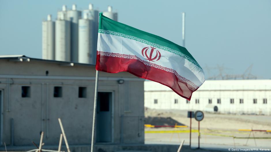 علم إيران وأحد المفاعلات النووية