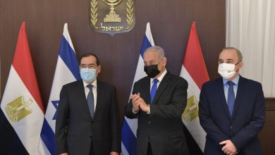 رئيس وزراء إسرائيل نتنياهو ووزير البترول المصري طارق الملا