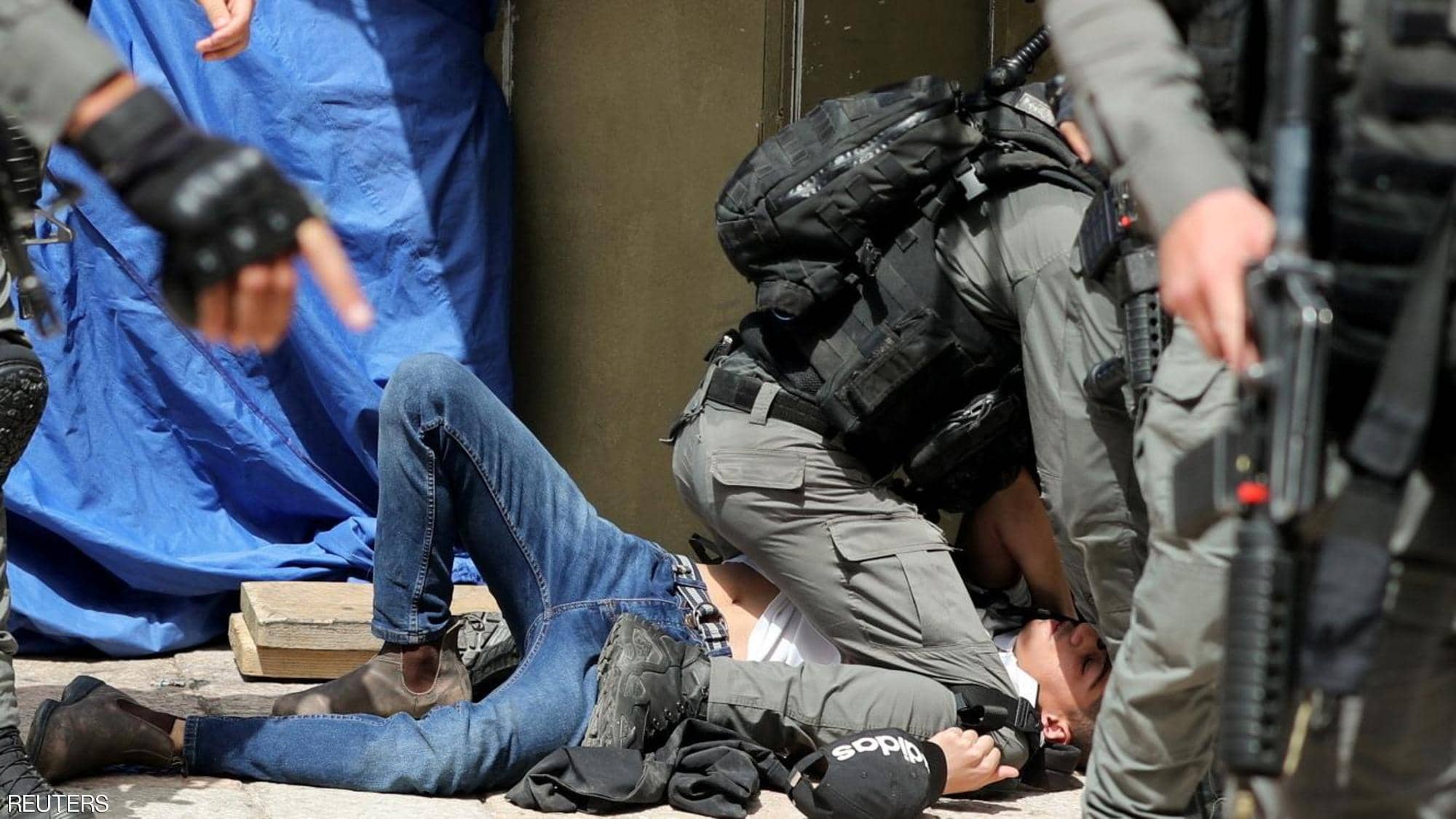 جندي صهيوني يعتقل مواطنا فلسطينيا