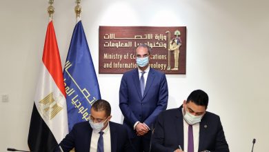 وزير الاتصالات يشهد توقيع اتفاقية بين المصرية للاتصالات ومجموعة فودافون