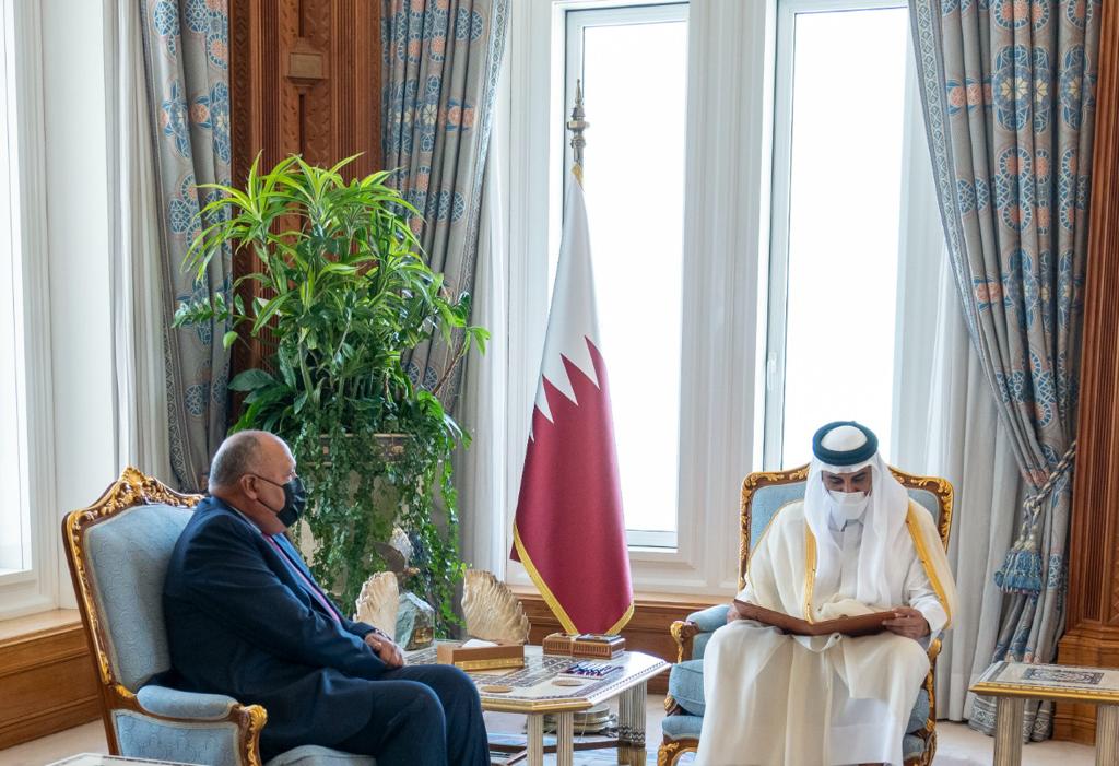 أمير قطر يتسلم رسالة من السيسي