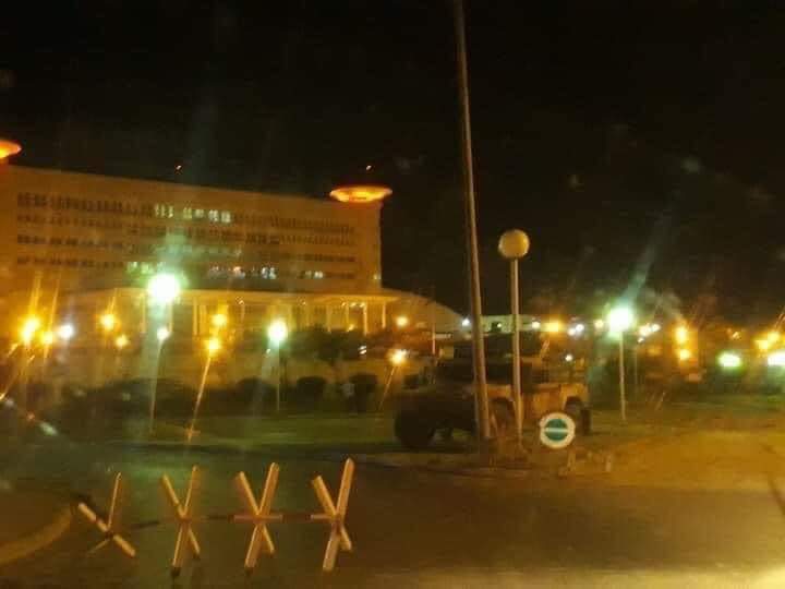 تطويق مدرعات الجيش التونسي لمبنى الإذاعة
