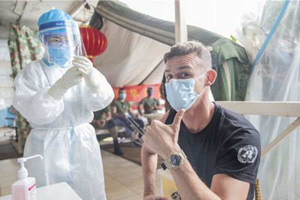 الفرق الطبية التابعة للقوات الصينية لحفظ السلام في الكونغو (جمهوريةالكونغوالديمقراطية) بتلقيح موظفي الأمم المتحدة فيمناطقمهامهم بلقاح كورونا