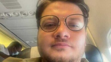 حسام سلام في الطائرة قبل القبض عليه