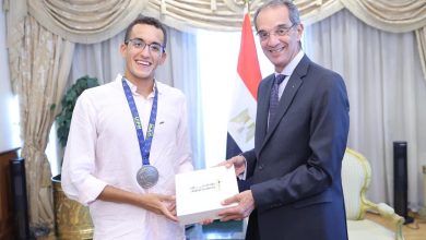 وزير الاتصالات يكرم الطالب محمد الجندى