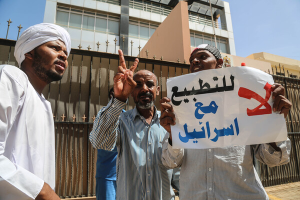 مواطنون سودانيون يرفضون التطبيع مع إسرائيل