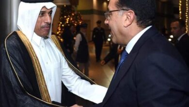 رئيس الوزراء مع مسؤول قطري - أرشيفية