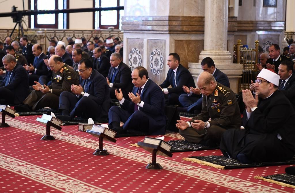 الرئيس عبدالفتاح السيسي يؤدي صلاة الجمعة بمسجد المشير